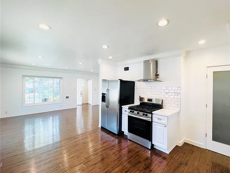 5118 Riverton Ave — Photo 8