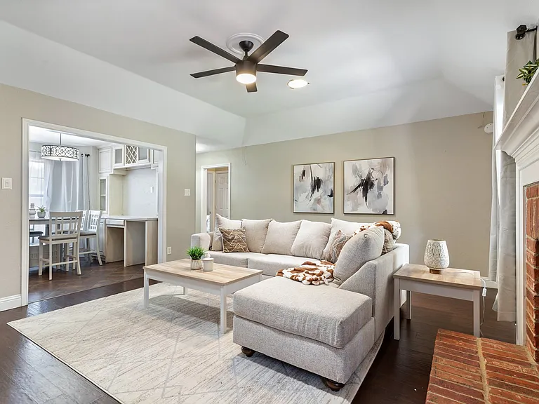 19 Alamosa Dr — Photo 1