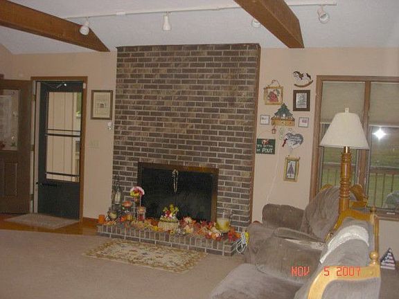 20x24 Living room w/vaulted ceilings, wood beams, fireplace