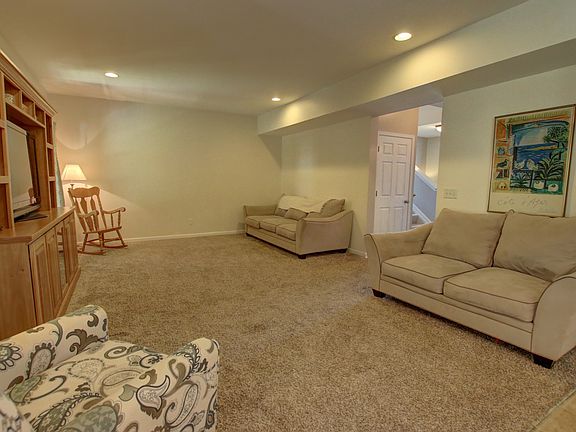 3rd image of 6127 Woodford Dr