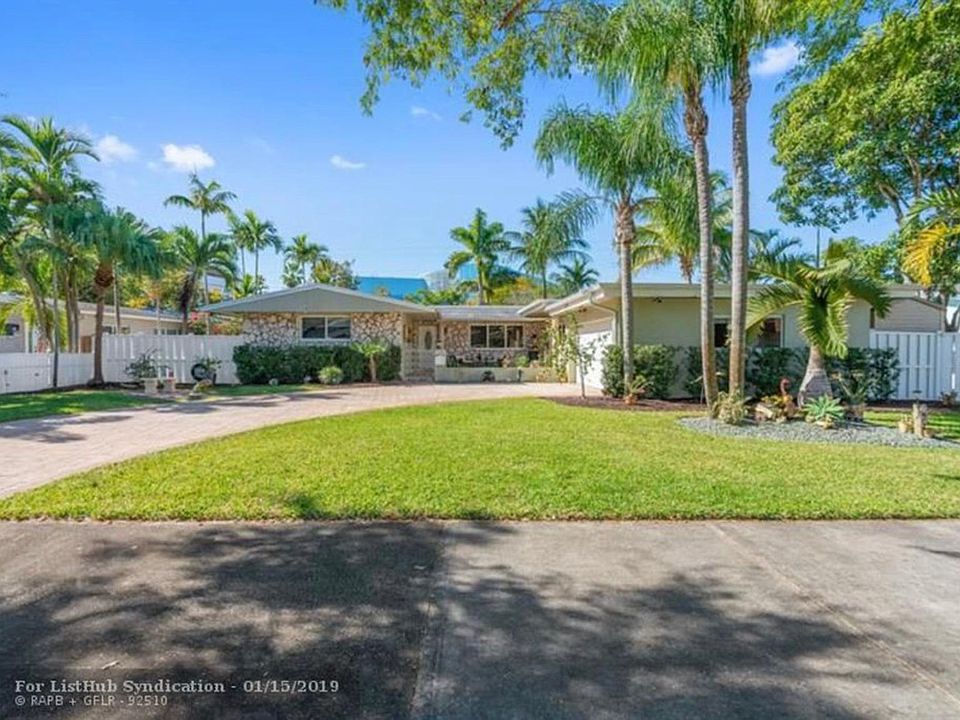 Beautiful Classic Hollywood Ranch U-shaped with curved driveway for 8 cars