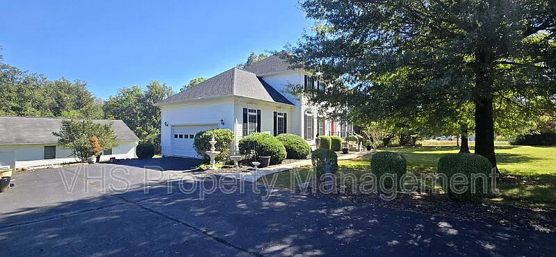4 bed, 3.5 bath, 3445 sqft, $3,300 — Photo 2