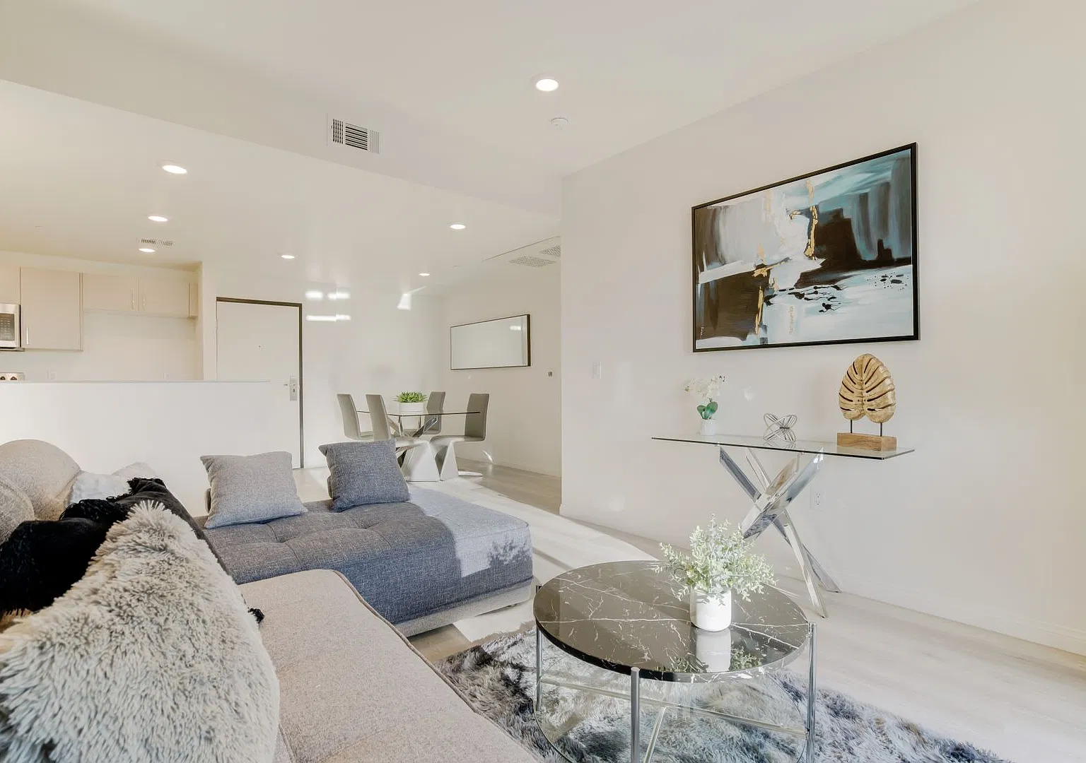 V on Victory Apartments — Photo 3