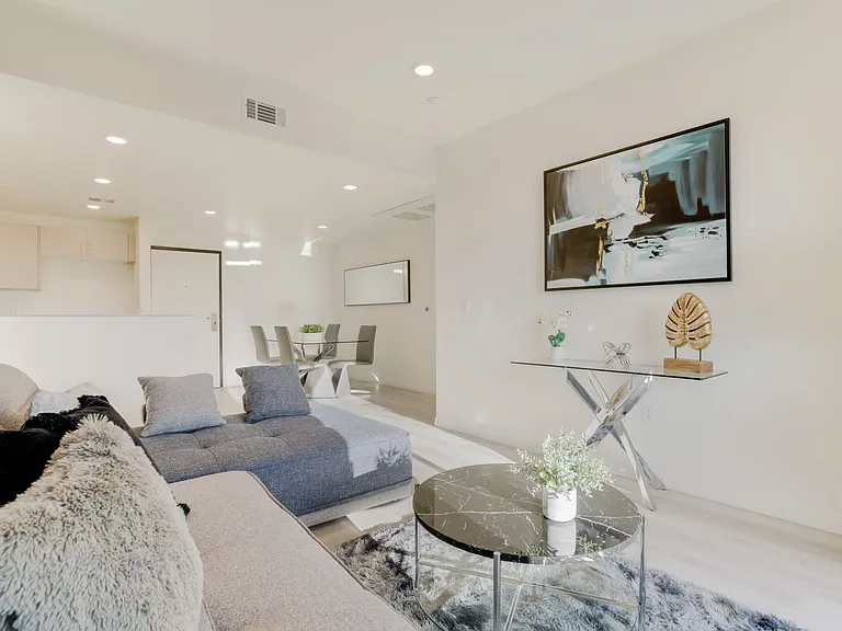 V on Victory Apartments — Photo 2