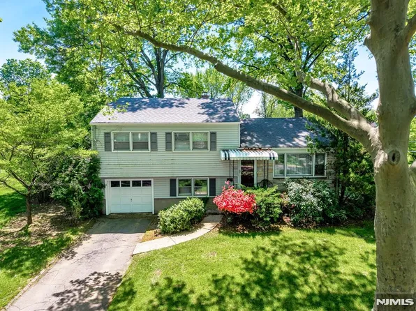 320 Ellen Pl, Paramus, NJ 07652