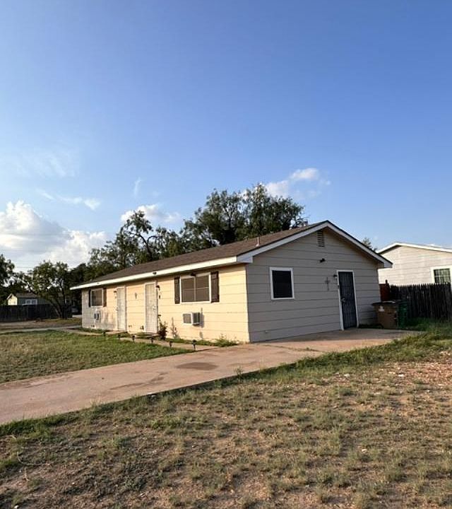 1st image of 2502 Pecan St