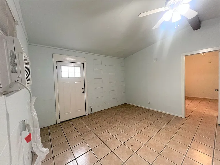 2609 E Cesar Chavez St — Photo 9