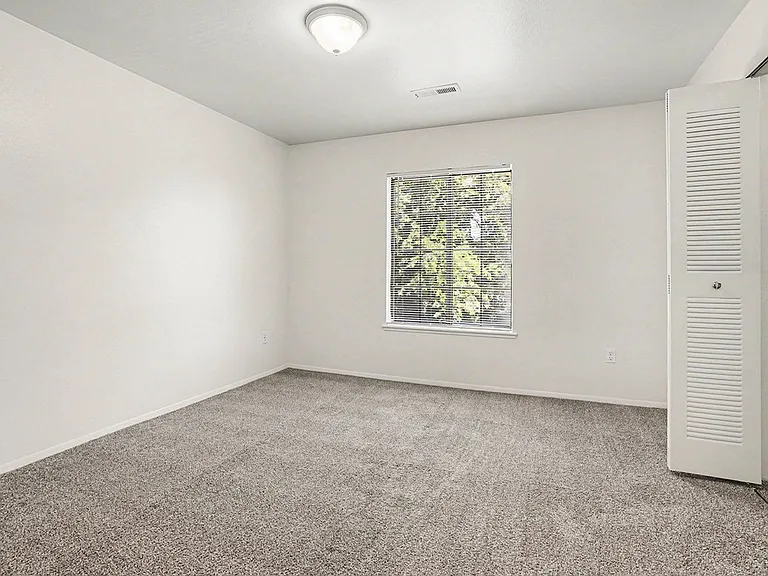 Emerald Park Apartments — Photo 54
