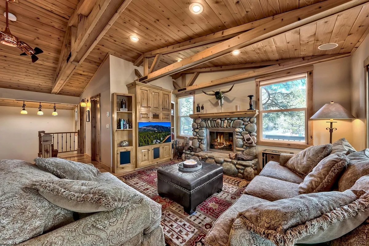 open floor plan, beamed ceilings, lots of natural light - 948 Harold Dr #8