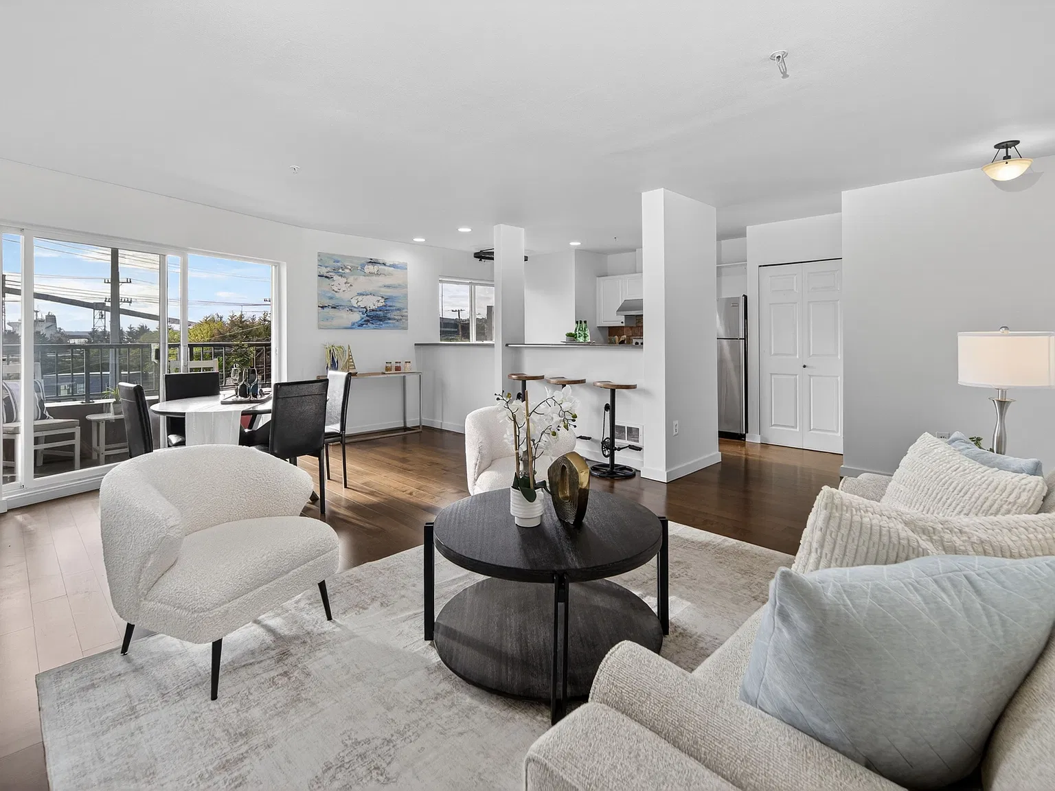 2 bed, 920 sqft, $3,000 — Photo 1