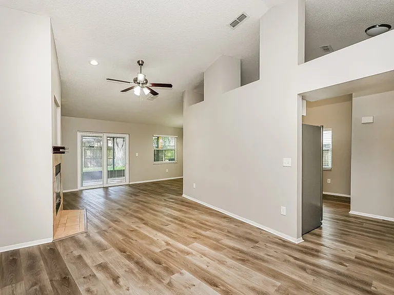 914 Axlewood Cir — Photo 3