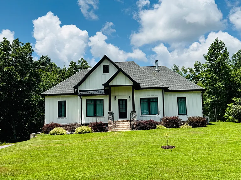 621 Pike Dr — Photo 1