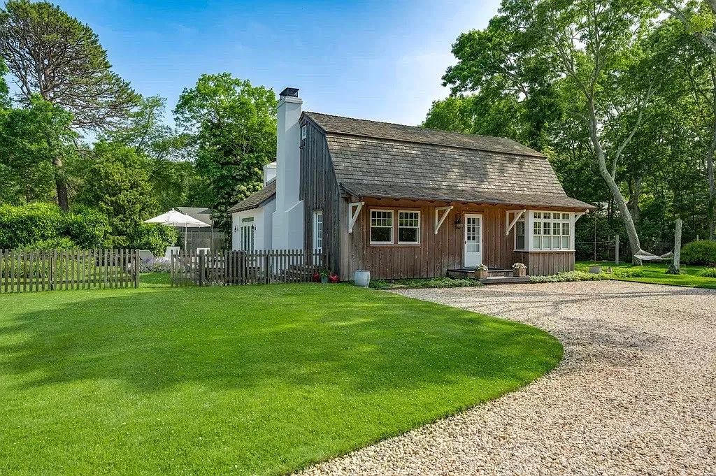 Beautifully Renovated Barn Style with Gunite Pool — Photo 1