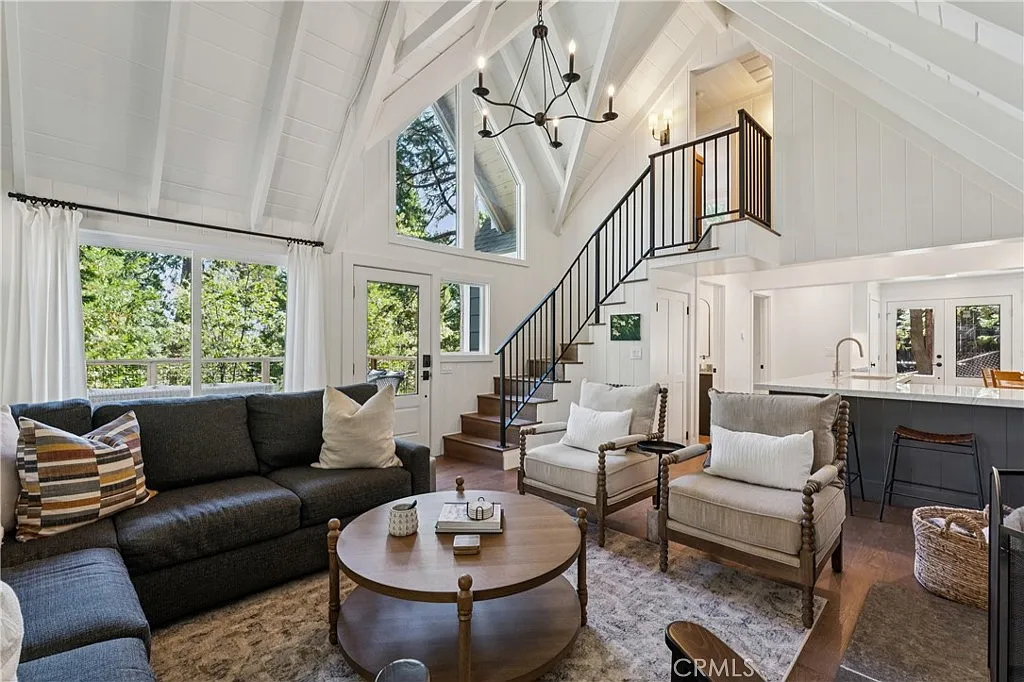 3 bed, 1181 sqft, $3,300 — Photo 1