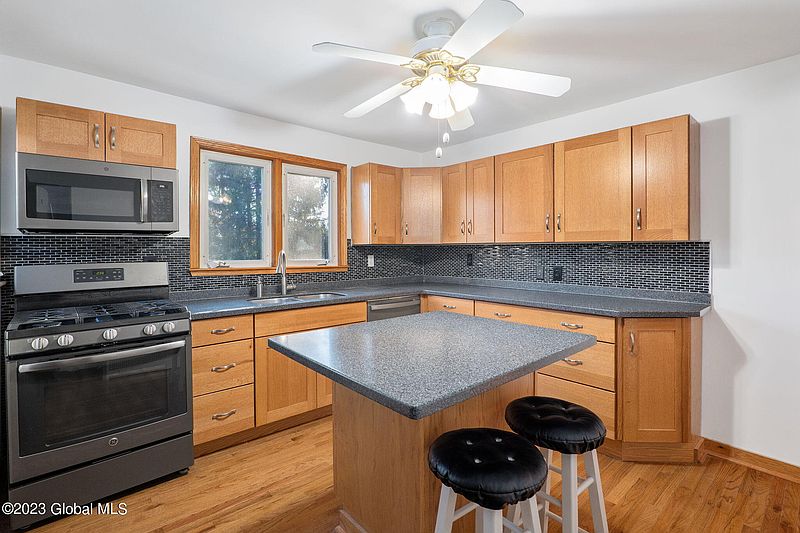 5th image of 41 Bayberry Road