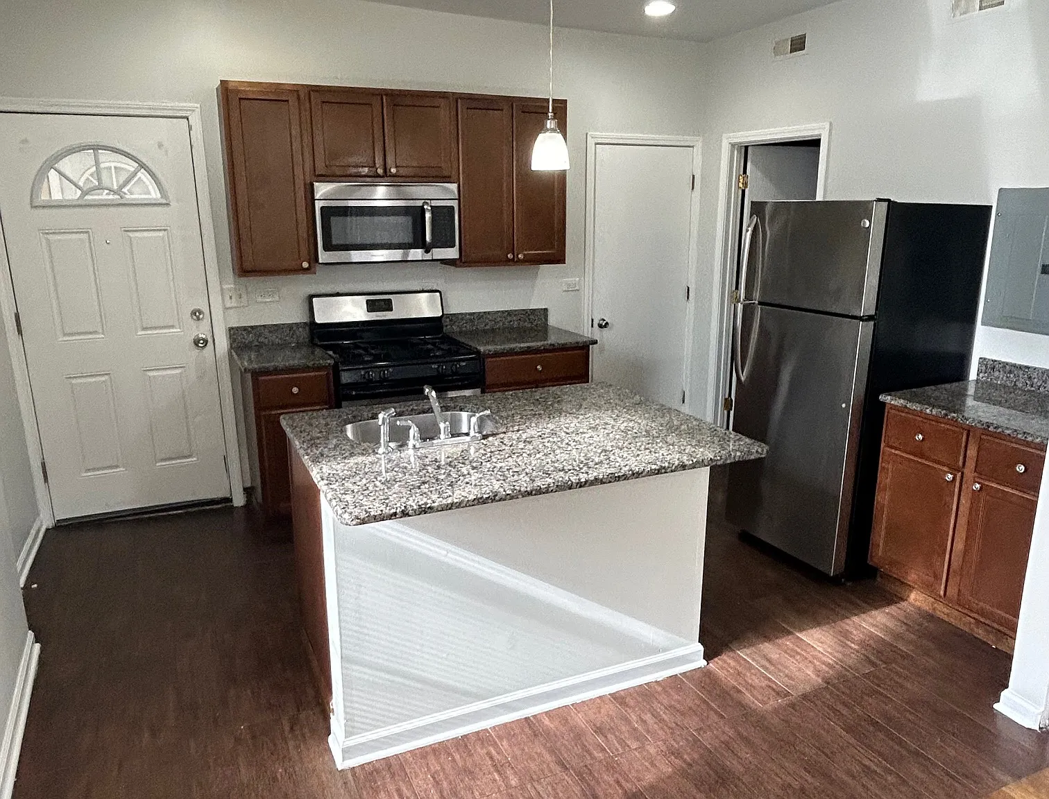 2 bed, 800 sqft, $1,500 — Photo 3