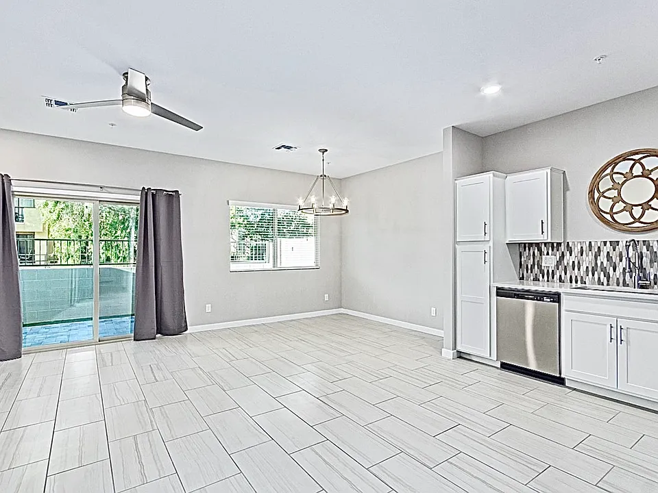2134 W Harmont Dr