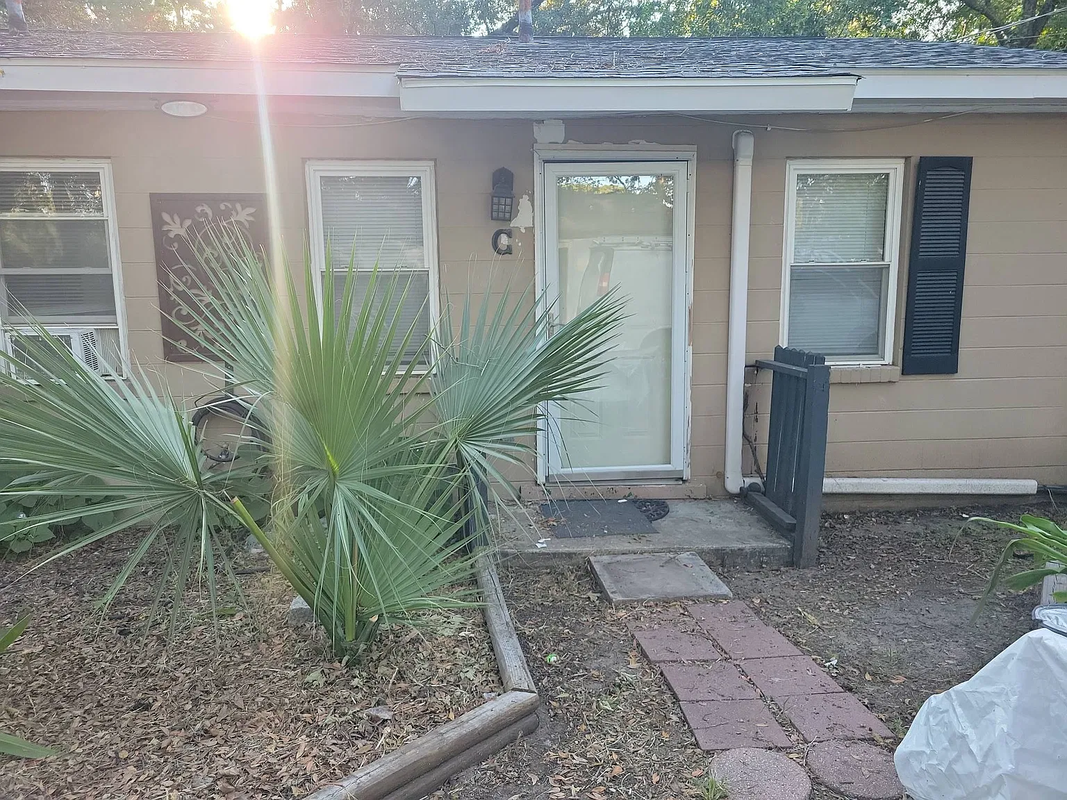 Right side of a Duplex, 450sqf,