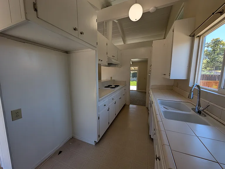 1261 Gloria Dr — Photo 8
