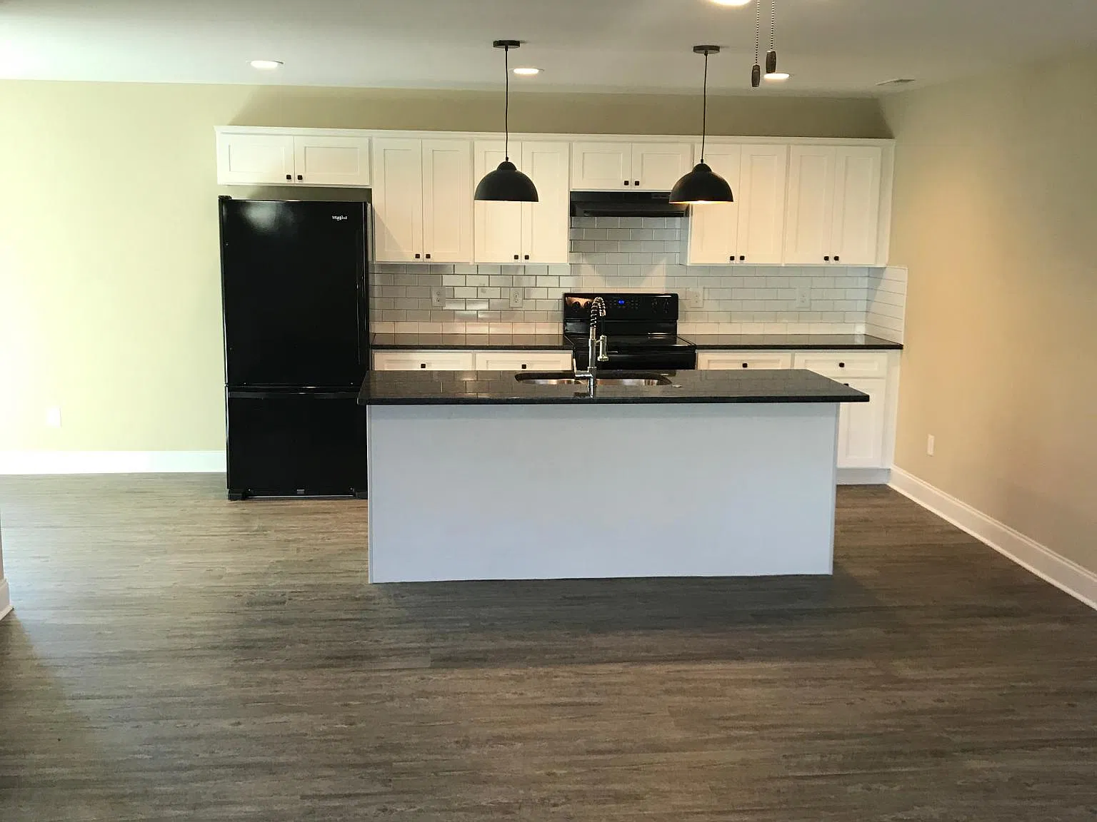 3 bed, 2.5 bath, 1820 sqft, $2,400 — Photo 2