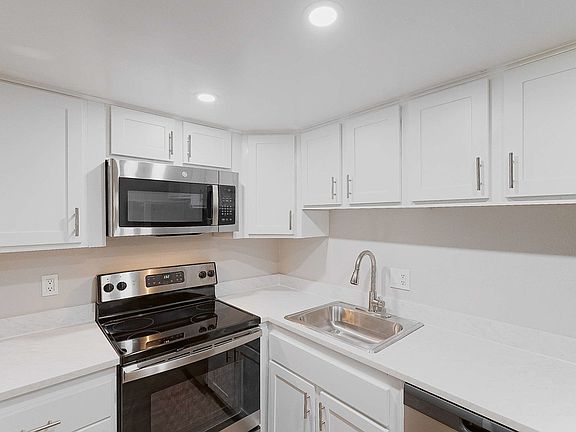 3rd image of 3001 E Jefferson Blvd #330