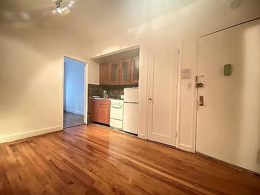 2nd image of 1515 Lexington Ave APT 3C