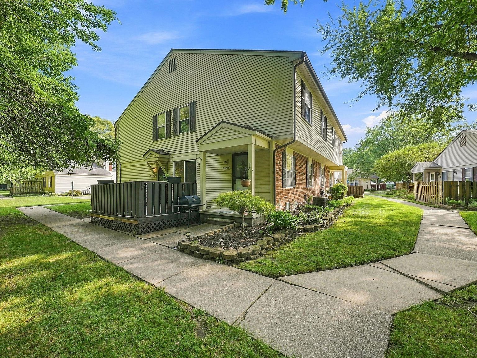 33707 Bayview Dr, Chesterfield, MI 48047
