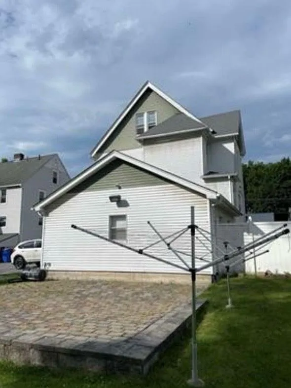 3 bed, $2,400 — Photo 2