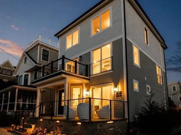7 Wellington Ave, Newport, RI 02840