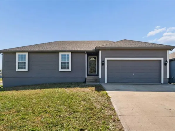 702 W 3rd Ter, Wellsville, KS 66092