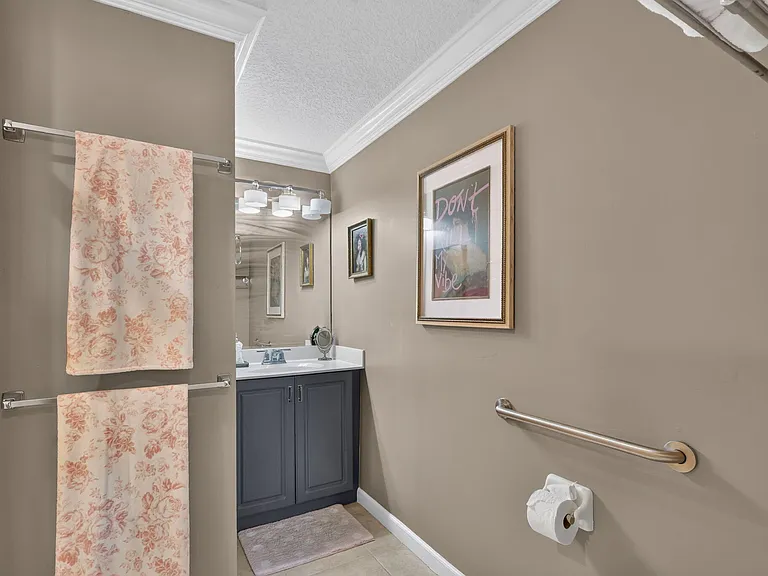 10542 SW Westlawn Blvd — Photo 55