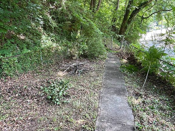 2nd image of 762 & 764 S Park Rd SE