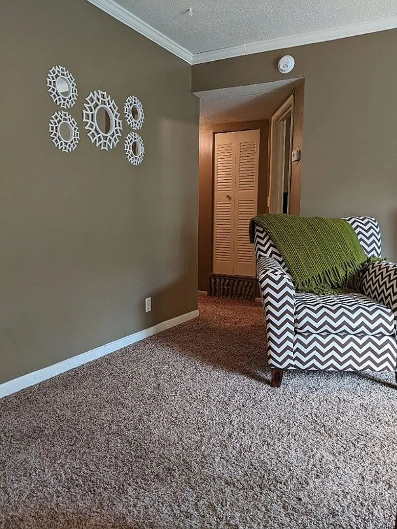 2811 Pembroke Ln — Photo 2