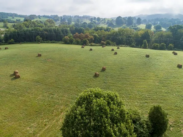 York Dr, Abingdon, VA 24211