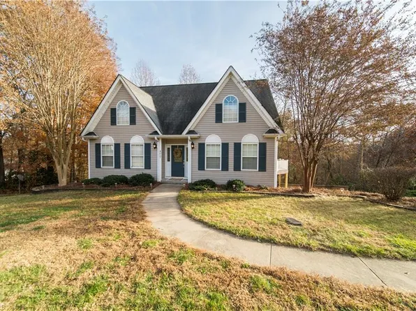 4017 Lofter Ct, Pfafftown, NC 27040