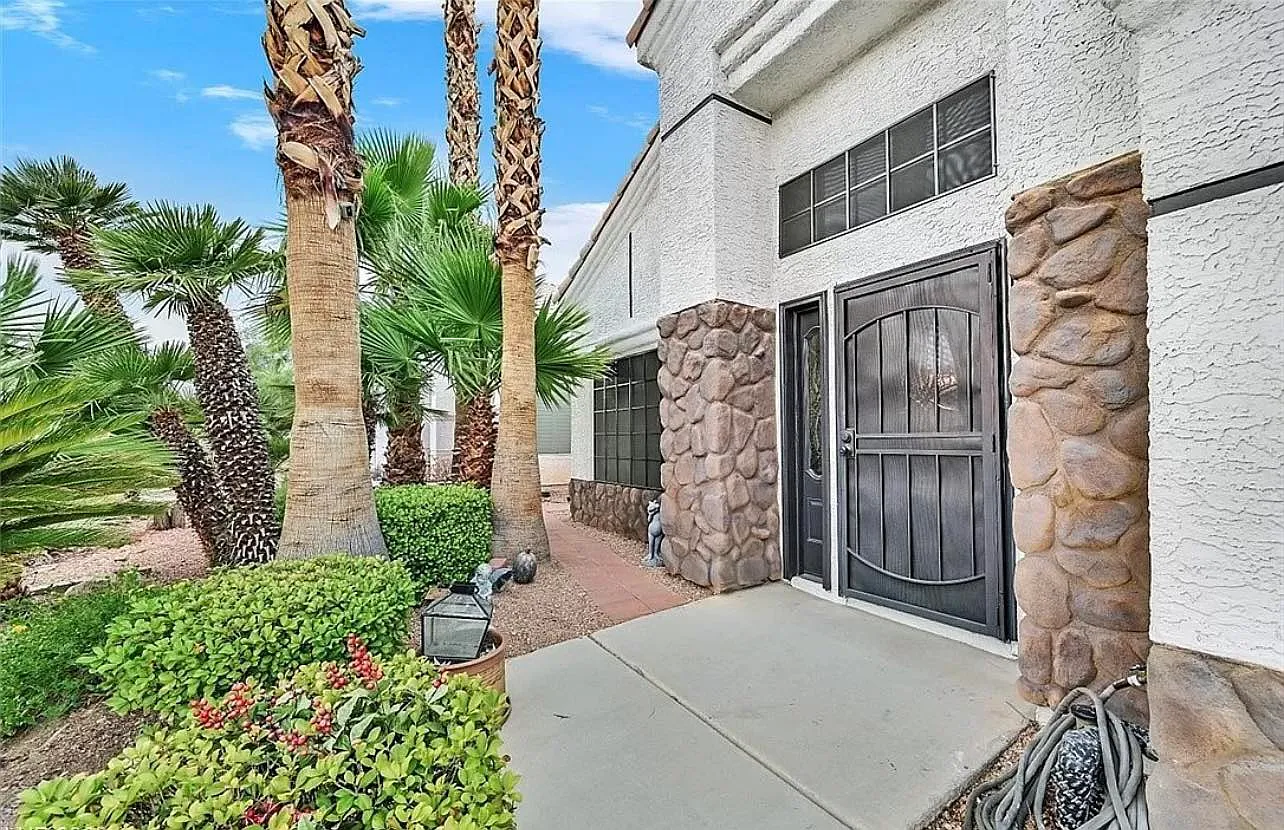 7882 W Gilmore Ave — Photo 2