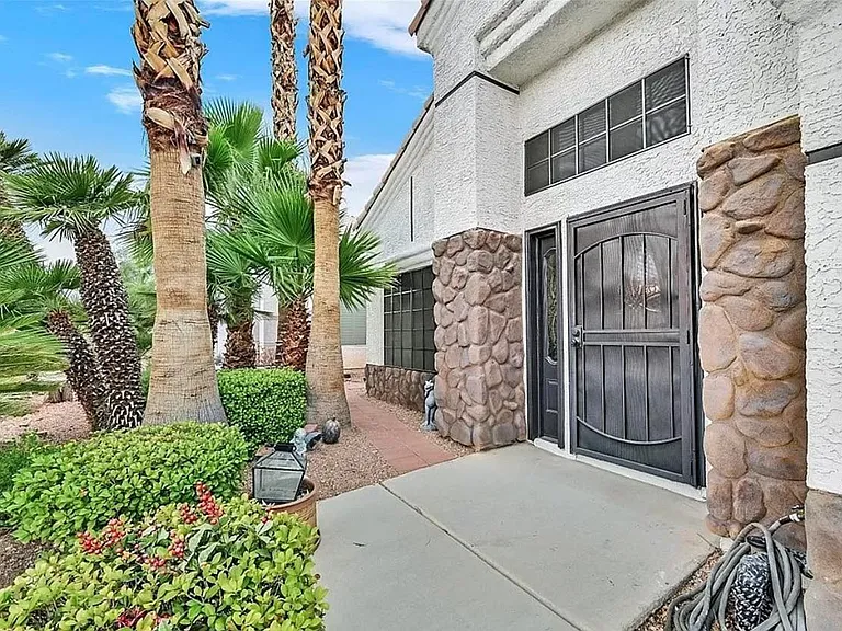 7882 W Gilmore Ave — Photo 2