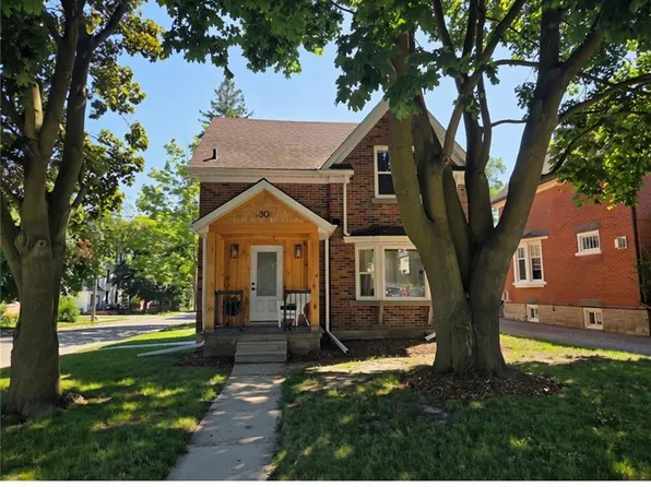 30 Dunbar Rd S, Waterloo, ON N2L 2E3
