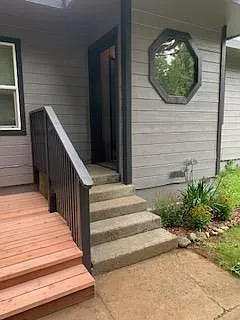 Enclosed entrance. - 940 Lake St