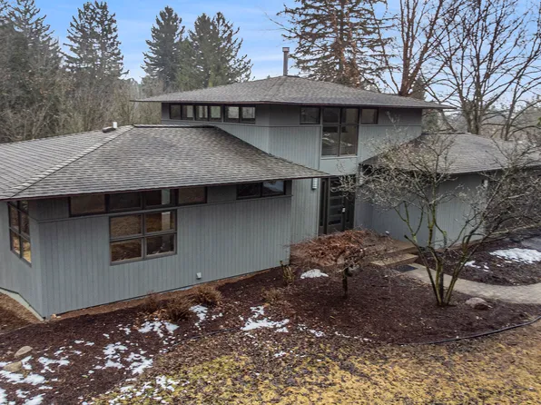 3550 E Pineview Dr, Dexter, MI 48130
