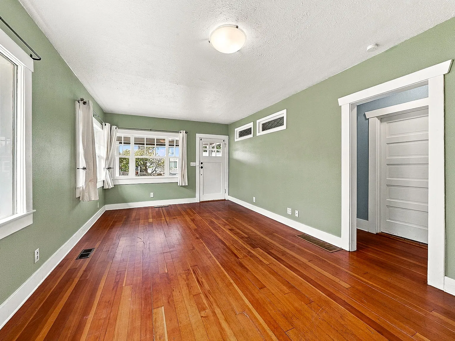 1920 Darling of A home — Photo 3