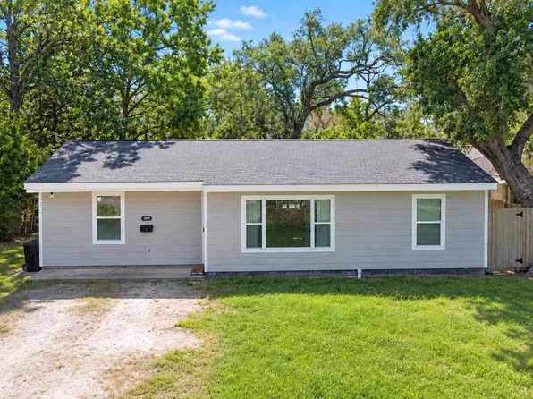 1227 Pecan St, Clute, TX 77531