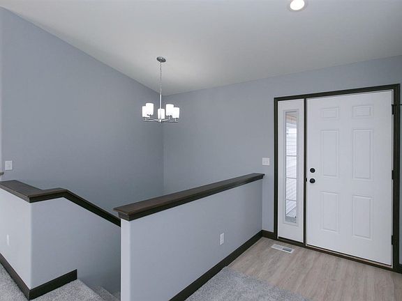 3rd image of 880 Jessie St
