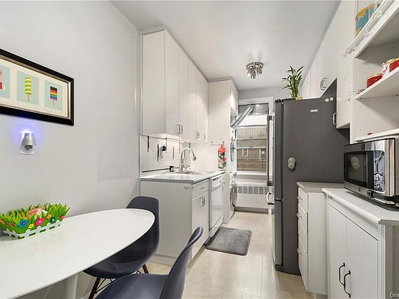 3rd image of 707 Palmer Ct APT 2A