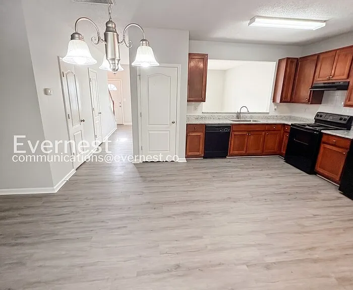 8643 Thomas Ln — Photo 6