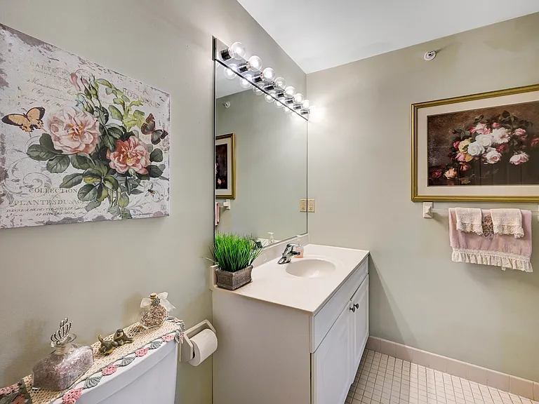 Kings View Apartments — Photo 16