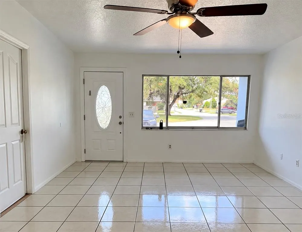 3 bed, 2.0 bath, 1045 sqft, $2,300 — Photo 3