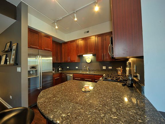 4th image of 657 W Fulton St Unit 206