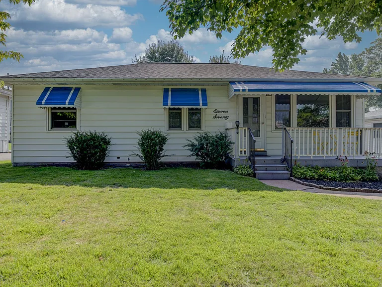 1170 Margaret Ln — Photo 3