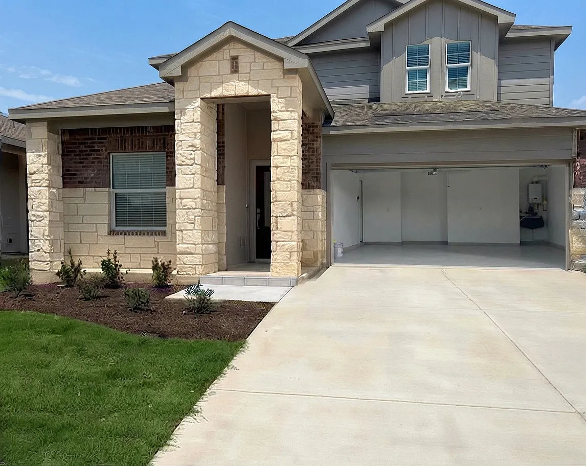 5 bed, 2.5 bath, 2532 sqft, $2,499 — Photo 2